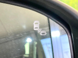 【ブラインドスポットインフォメーション】走行中、ドアミラーの死角になりやすい箇所に後続車が接近するとサイドミラー付近に警告を表示、ドライバーに注意喚起をしてくれます。