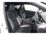 しっかりとしていて上質な座り心地のシートです。 座り心地も良くて長時間の運転も快適ですよ。 肌触りの良いシートが評判です。