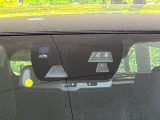 【スマートシティブレーキサポート】低速走行中に前方の車両等を認識し、衝突しそうな時は警報とブレーキで衝突回避と被害軽減をアシスト。より安全にドライブをお楽しみいただけます。