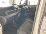 運転席と助手席は足元がつながっているので、スム-ズに乗り降りできて便利です。