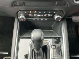 【エアコン/シートヒーター】オート式エアコンは操作性もバッチリ!運転席助手席にはシートヒーターが、座面と背もたれをすばやく温め、寒い時期にも快適な運転環境を提供します。