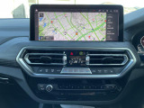 BMWのナビゲーションは操作性も良く、詳細な地図情報と交通状況を見やすく表示し、快適なドライビングをサポートしながら目的地までナビゲートします。