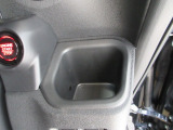 運転席側の手の届きやすい位置にドリンクホルダーが付いています。
