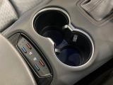 【シートベンチレーション】夏場は涼しい風でお尻や背中の熱やムレを防ぎ、冬はエアコンよりも早く温まってポカポカに!季節を問わず快適に過ごせます。