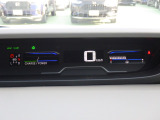 視認性の良いメーターで、運転中も情報がひと目で確認できて安心。見やすさにこだわったデザインで、毎日のドライブがもっと快適に