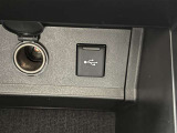 こちらのクルマはUSB接続コネクタも装備されています♪スマホの充電などにお使い下さい。ご旅行中での充電切れも、これなら心配いりませんね!