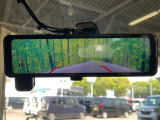 【デジタルインナーミラー】後席の大きな荷物や同乗者で後方が確認しづらい時でも安心!カメラが撮影した車両後方の映像をルームミラー内に表示。クリアな視界で状況の確認が可能です!