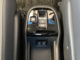 停車中にブレーキペダルを踏み続けなくてもブレーキ保持ができるオートマチックブレーキホールド機能もついております。USBチャージャー搭載。スマートフォンなどの充電にとっても便利です。