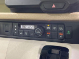 【オートエアコン】一度お好みの温度に設定すれば、車内の温度を検知し風量や温度を自動で調整。暑い&hellip;寒い&hellip;と何度もスイッチ操作をする必要はありません。快適な車内空間には必須の機能ですね♪