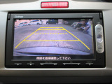 バックカメラの画像です。ガイドラインがスムースな車庫入れをサポートいたします!車庫入れの安心感がアップしますね☆