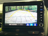【バックカメラ】駐車時に後方がリアルタイム映像で確認できます。大型商業施設や立体駐車場での駐車時や、夜間のバック時に大活躍!運転スキルに関わらず、今や必須となった装備のひとつです!