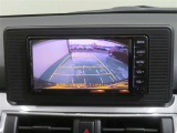 車両後方の映像を映すバックモニター。進路を確認しながら安全に車庫入れできます。