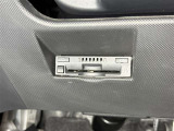 【ETC】高速道路などの料金所における自動料金支払いシステムです。車載器と料金所のアンテナとの間で無線通信を行い、料金を自動で支払うことができます。
