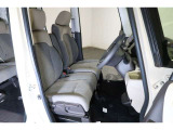 すわり心地の良い運転席・助手席です。長時間のドライブの疲れ軽減に貢献します。どうぞ快適なドライブを♪
