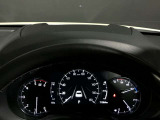 【アクティブ・ドライビング・ディスプレイ】フロントガラスにルートや車速などの情報を表示し、ドライバーの視線移動と、焦点調整の 時間をさらに短縮する事で、わき見のリスクを低減し ます。