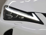 LEDヘッドランプにはアダプティブハイビームシステム「AHS」を採用。光検出カメラで車両検出をし、先行車や対向車に直接ハイビームを当てないように部分遮光します。