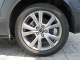 18インチ純正アルミホイールを装備。タイヤサイズは215/55R18となります。
