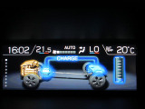 マルチファンクションディスプレイ。eボクサー車は搭載モーターの発電と出力、バッテリーの充電状況がこちらで表示されます。