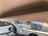 運転席、助手席頭上には収納が!フタがないのでとりあえずどこかに置きたいものを投げ入れることが出来ます。