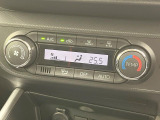 【オートエアコン】一度お好みの温度に設定すれば、車内の温度を検知し風量や温度を自動で調整。暑い&hellip;寒い&hellip;と何度もスイッチ操作をする必要はありません。快適な車内空間には必須の機能ですね♪