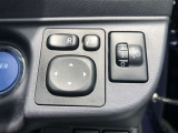 電動格納式ドアミラー付き。駐車場へ停めた時に、ボタン一つで左右のドアミラーをたたむ事ができます。