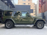 ホイールアーチが台形なのはJeepのみのデザインになり、ここを見てもJeepとすぐ分かります!