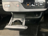 前席側にドリンクホルダーあります♪運転中でも手が届きやすい位置にあって使い易いです♪