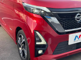 【LEDヘッドライト】悪天候や夜間走行時も良好な視界を確保し安心して運転できる高輝度LEDヘッドライトを装備!点灯速度が早く、消費電力も抑えられています。