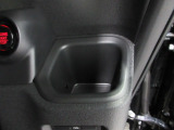 運転席右側のドリンクホルダーです。