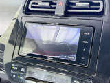 【バックガイドモニター】車両後方の映像をナビ画面に表示し、駐車などの後退操作をサポートします。