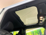 【ガラスルーフ】ガラスルーフ搭載で車内の解放感が一気にアップ!開放的なドライブをお楽しみいただけます。