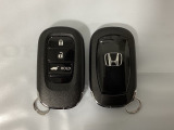 スマートキーを装備しています。鍵を差し込むことなくドアロックの開け閉めと、スタートボタン操作でのエンジンスタートができます。ボタン操作でトランクが開けられる電動テールゲートのボタンもついています。