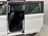 【両側オートスライドドア】子供を乗せたりするのにも隣のお車を気にせずストレスフリー★雨の日などはリモコンキーからドアの開閉ができとても便利な両側オートスライドドア★