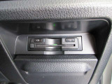 【ETC車載器】は、ビルトインタイプですっきり収納され、見た目も使い勝手も満足のアイテムです。