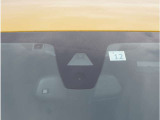 【アクティブセーフティブレーキ】前方の車両や障害物を検知し、ドライバーが回避操作を行わない場合に自動的にブレーキを作動させます。