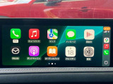お手元のスマートフォンと接続して頂く事で使用可能な「Apple CarPlay/Android Auto」電話の応答は勿論、メッセージの受信やLINE、音楽接続からナビアプリの使用まで幅広く活躍致します。