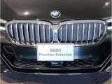 【キドニーグリル】BMWは約90年もの間、ほぼ全ての車両にひと目でBMWだと分かるこの特徴的なフロントグリルが備えられ、デザイン・アイコンとして親しまれてきました。