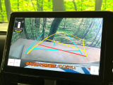 【バックカメラ】駐車時に後方がリアルタイム映像で確認できます。大型商業施設や立体駐車場での駐車時や、夜間のバック時に大活躍!運転スキルに関わらず、今や必須となった装備のひとつです!