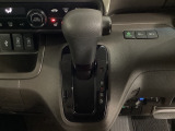 CVT車のセレクトレバーです。低速から高速まで、変速ショックのないスムーズな走りを実現するとともに、エンジン効率のよい領域を維持することで燃費にも貢献します。