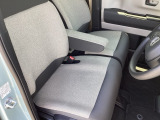 フロントシートです!!ベンチシートなので座席の移動もスムーズに出来ます!!足元も広く運転も楽ですよ!!