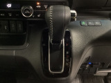 CVT車のセレクトレバーです。低速から高速まで、変速ショックのないスムーズな走りを実現するとともに、エンジン効率のよい領域を維持することで燃費にも貢献します。