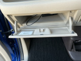【グローブボックス】収納スペースが沢山あるので車内が散らからずに助かります。ちょっとした物を入れるのにいいですね♪