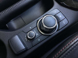 「MAZDAコネクト」コマンダー部 手元を見ることなく操作出来るように左手を自然に降ろした位置に設置。シンプルで使いやすく、機能を覚えやすいボタン配置になっています。