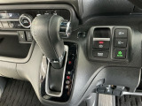 オートマチックシフトレバーは、手になじみ操作しやすい形状で安全運転にもつながります♪