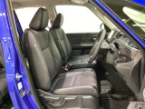 女性でも運転がしやすいように、シートの高さ調整機能(シートリフター)がついています。運転席と助手席の間が空いている為、助手席側への移動がスムーズです。交通量の多い道でも助手席側から乗り降りができます。