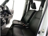 シックな色使いの運転席周りですね。すっきりとしたデザインで上品な色使いです。居心地の良い運転席長く座ってられるリラックスできるデザインがいいですね。