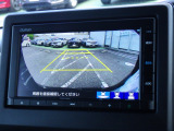 バックカメラで駐車も安心。死角を減らして、安全にサポート。初めての場所でもスムーズに、あなたの運転をもっと快適にしてくれます