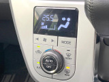 【オートエアコン】一度お好みの温度に設定すれば、車内の温度を検知し風量や温度を自動で調整。暑い&hellip;寒い&hellip;と何度もスイッチ操作をする必要はありません。快適な車内空間には必須の機能ですね♪