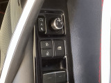 狭い駐車場で便利な電動格納ドアミラーが付いています。