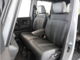 運転席と助手席は足元が繋がっているので自由に行き来しやすいので駐車場が狭いときでも助手席側からスムーズに乗り降りできて便利!